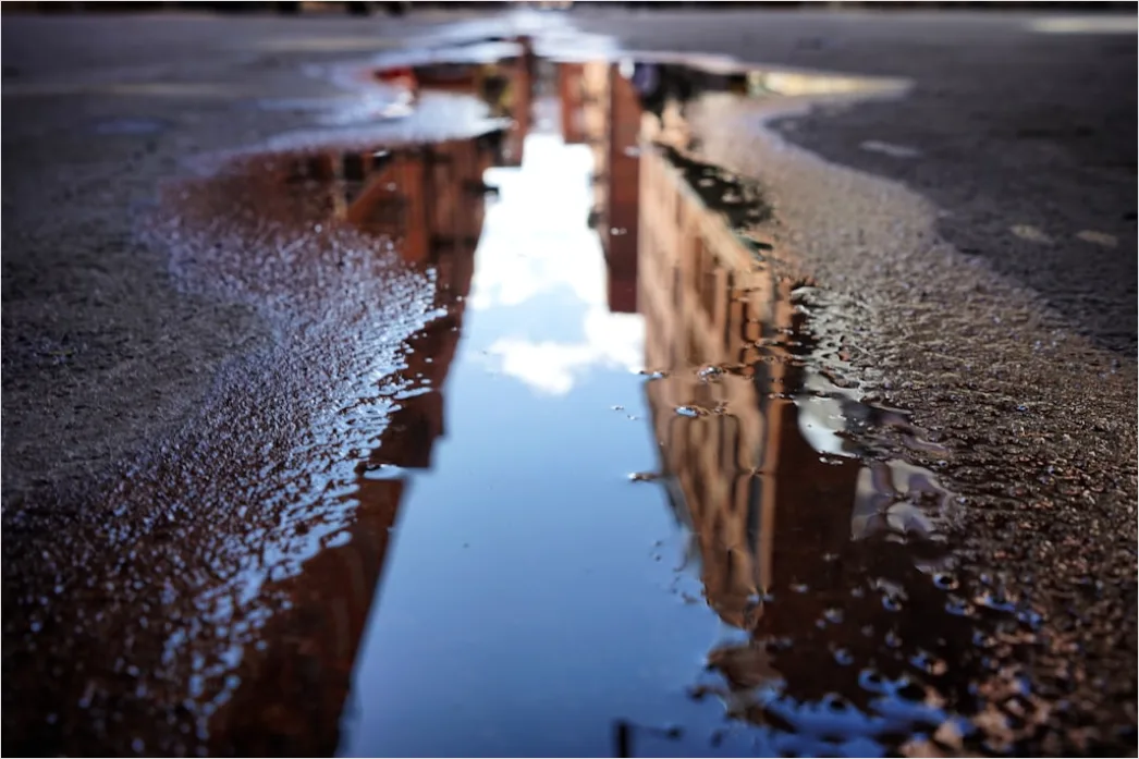 Detail Nasser Asphalt Makro Nahaufnahme Reflexionen Number 20