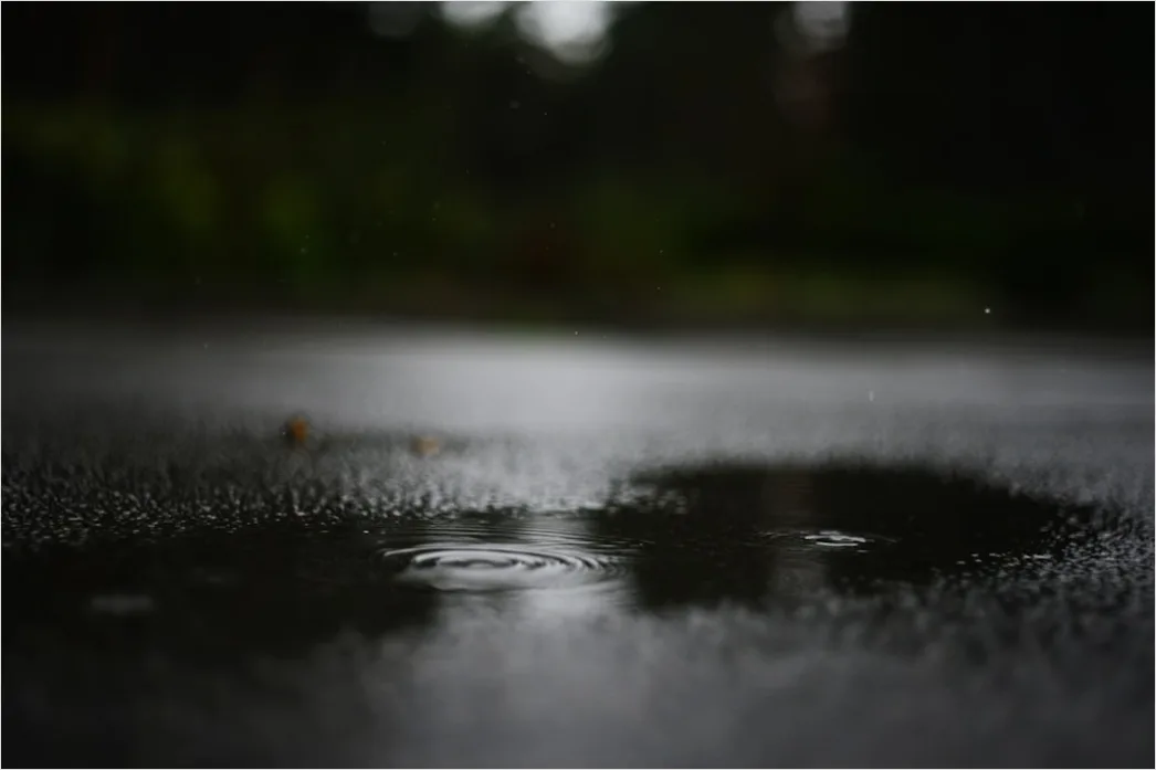 Detail Nasser Asphalt Makro Nahaufnahme Reflexionen Number 4