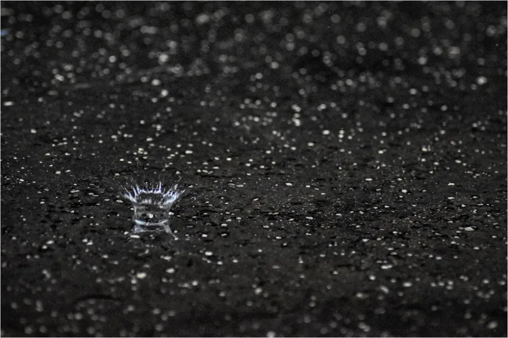 Detail Nasser Asphalt Makro Nahaufnahme Reflexionen Number 8