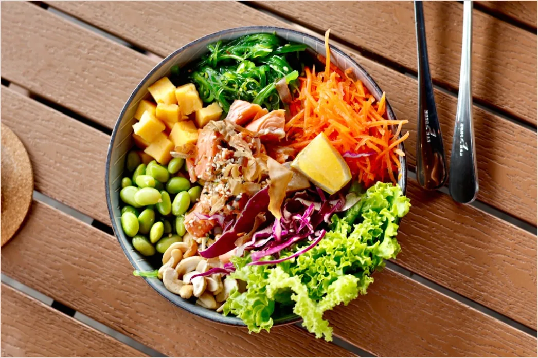 Poke Bowl Thunfisch Nahaufnahme Draufsicht D75a