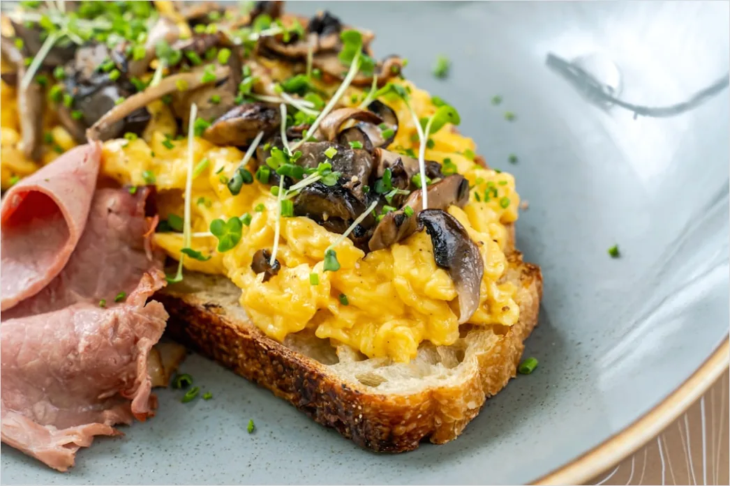 Ruehrei Toast Fruehstueck Nahaufnahme Rustikal A087