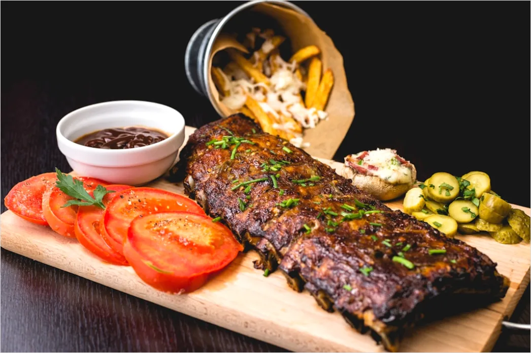 Spare Ribs Teller Nahaufnahme Sauce Rustikal 7913