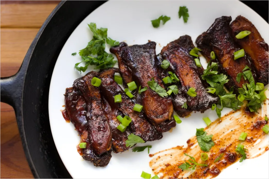 Detail Spare Ribs Teller Nahaufnahme Sauce Rustikal Number 2