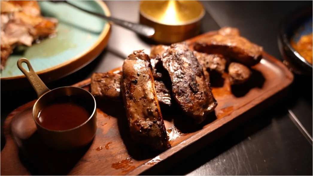Detail Spare Ribs Teller Nahaufnahme Sauce Rustikal Number 13