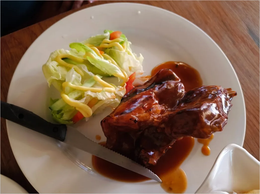 Detail Spare Ribs Teller Nahaufnahme Sauce Rustikal Number 14