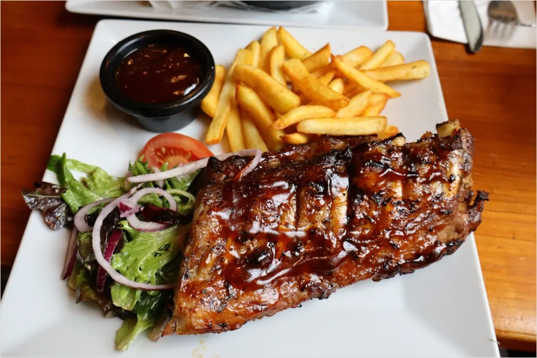 Detail Spare Ribs Teller Nahaufnahme Sauce Rustikal Number 15