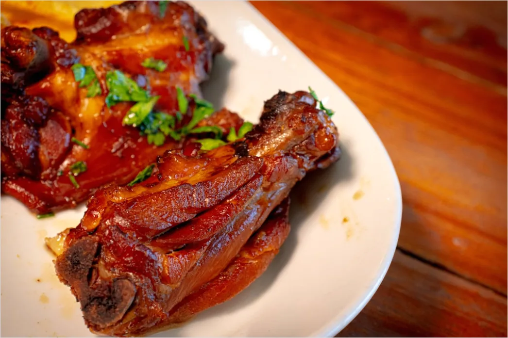 Detail Spare Ribs Teller Nahaufnahme Sauce Rustikal Number 16