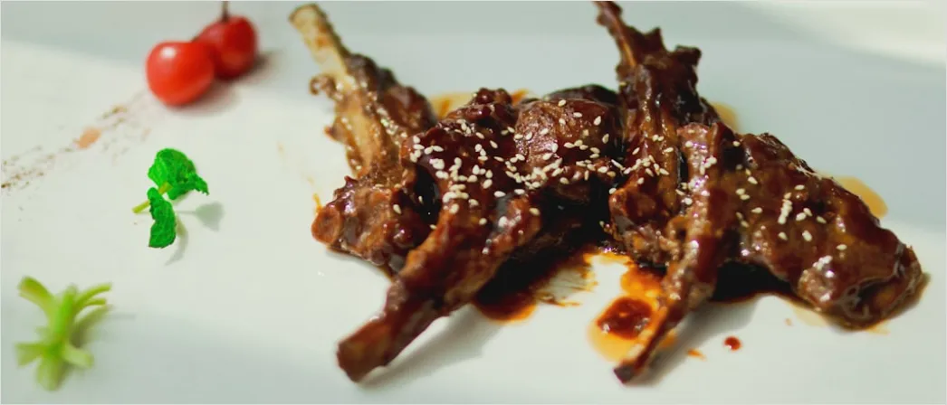 Detail Spare Ribs Teller Nahaufnahme Sauce Rustikal Number 17