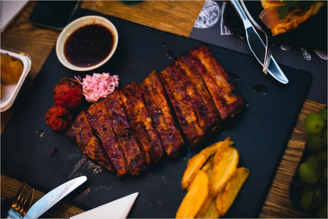 Detail Spare Ribs Teller Nahaufnahme Sauce Rustikal Number 18