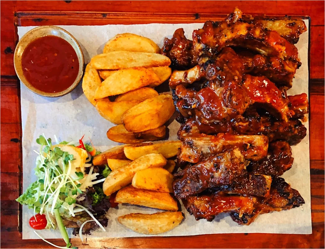 Detail Spare Ribs Teller Nahaufnahme Sauce Rustikal Number 3