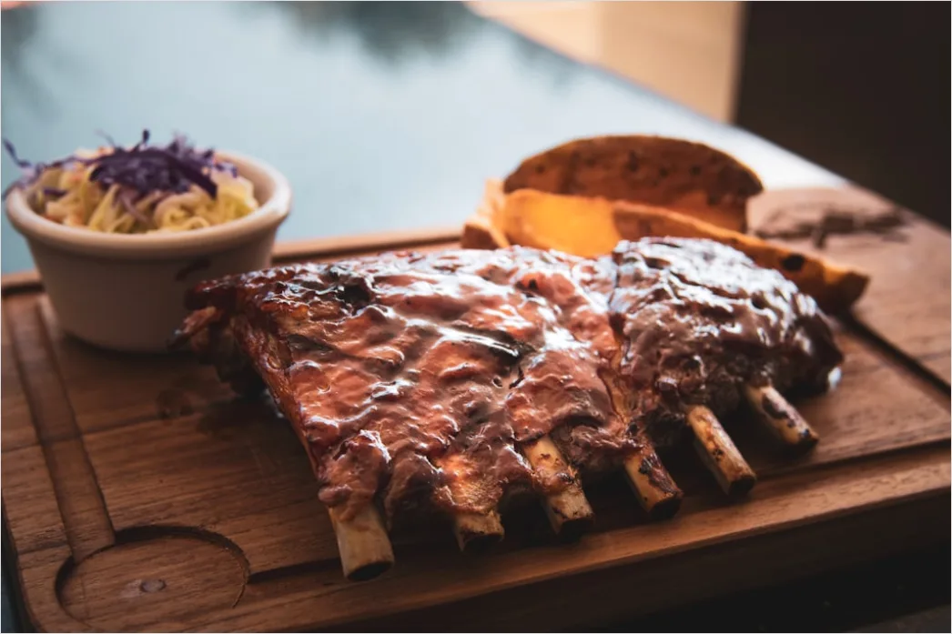 Detail Spare Ribs Teller Nahaufnahme Sauce Rustikal Number 4