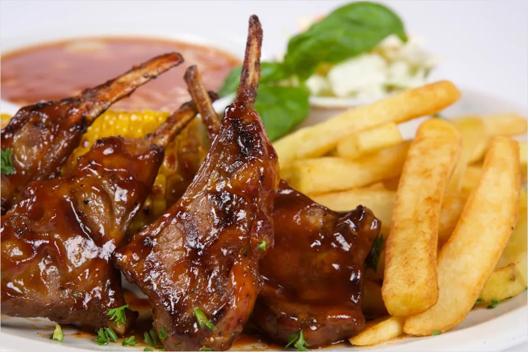 Detail Spare Ribs Teller Nahaufnahme Sauce Rustikal Number 5