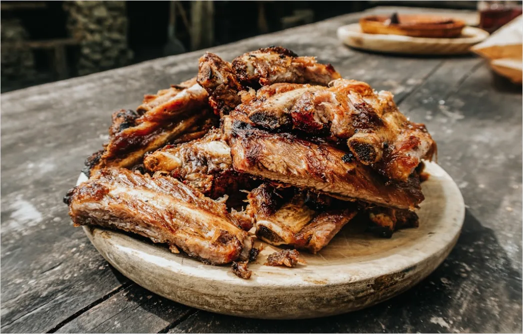 Detail Spare Ribs Teller Nahaufnahme Sauce Rustikal Number 6