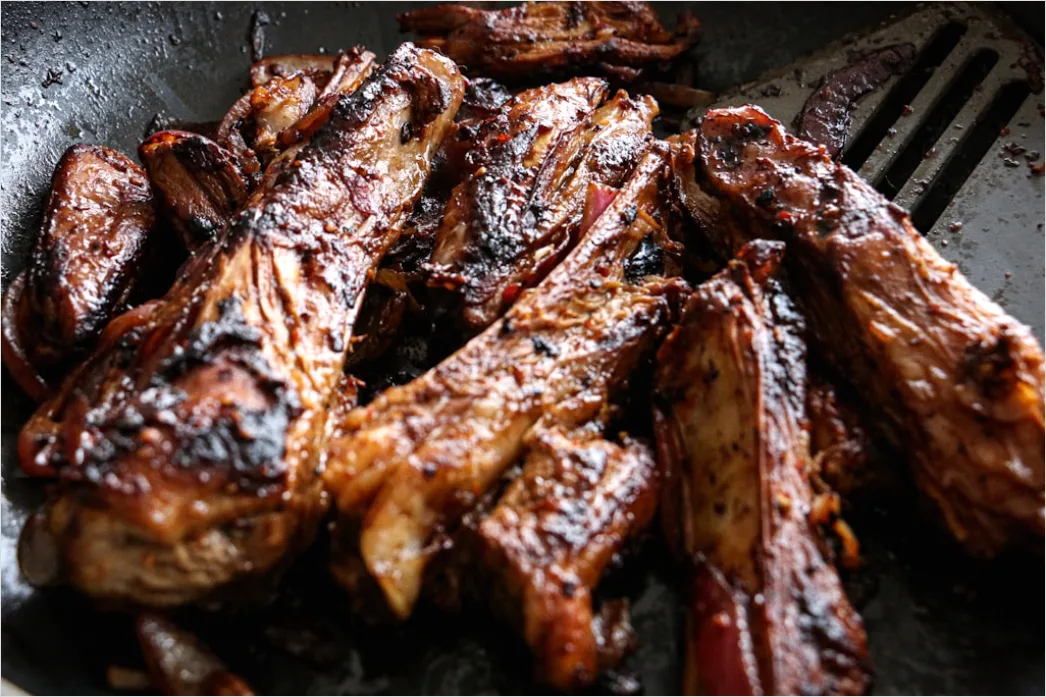 Detail Spare Ribs Teller Nahaufnahme Sauce Rustikal Number 10