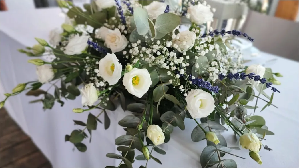 Taufe Dekoration Tisch Blumen Weiss C924