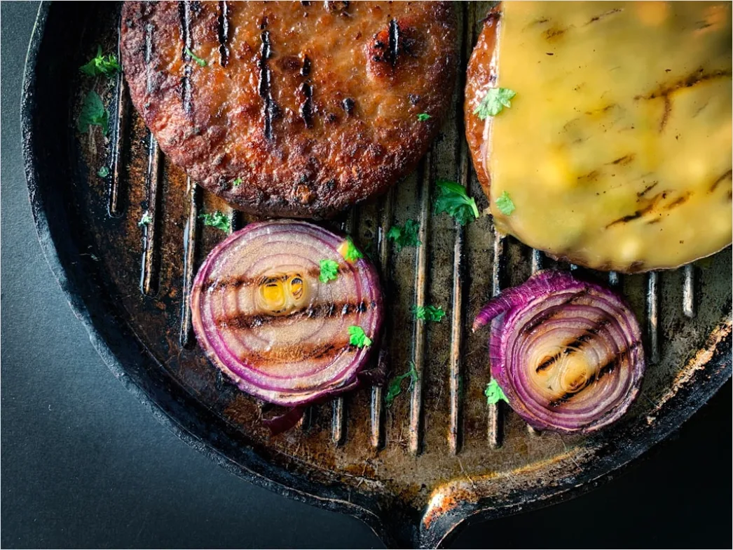 Veganer Burger Nahaufnahme Querschnitt B65c