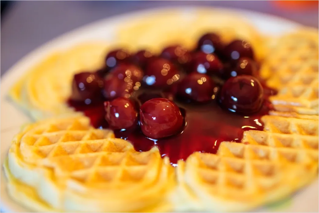 Waffeln Fruehstueck Beeren Sahne Nahaufnahme 3714