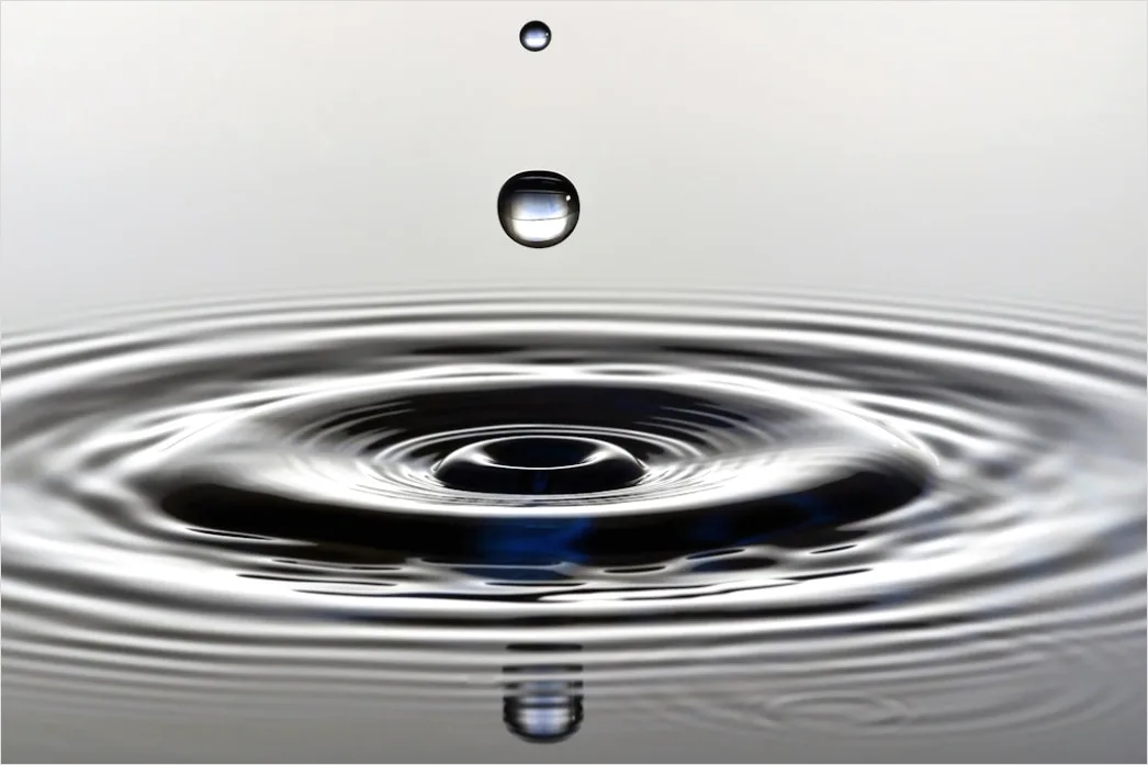 Detail Wassertropfen Makro Nahaufnahme Spiegelung Number 18