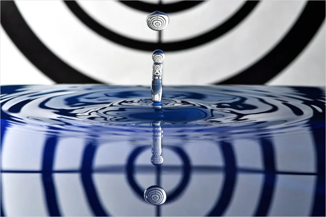 Detail Wassertropfen Makro Nahaufnahme Spiegelung Number 9