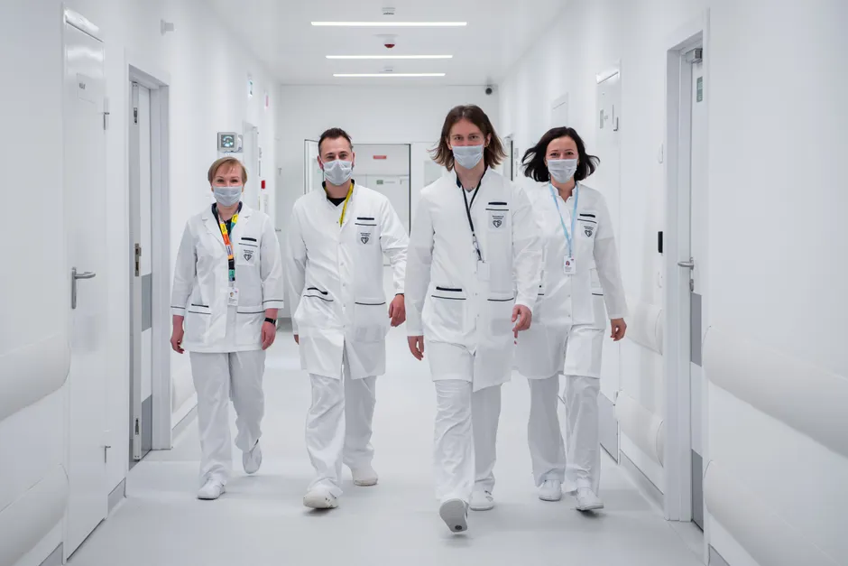 Aerzteteam Besprechung Im Krankenhausflur 149a