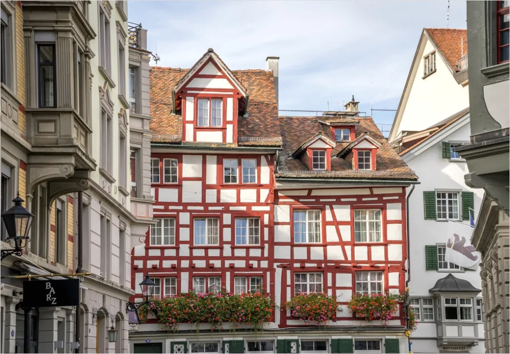 Detail Altstadt Häuserreihe Mit Blumenkästen Sommer Number 12