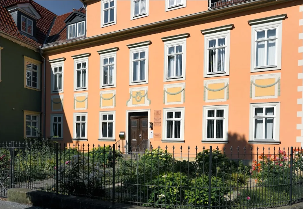 Detail Altstadt Häuserreihe Mit Blumenkästen Sommer Number 13