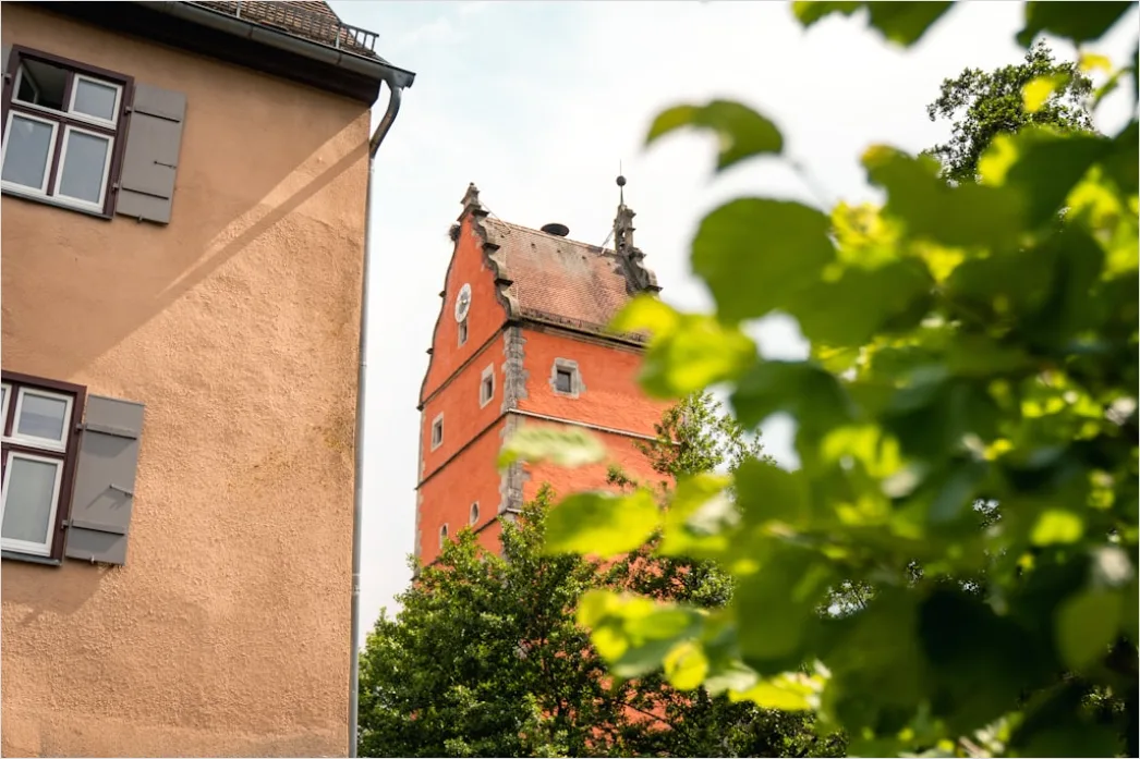 Detail Altstadt Häuserreihe Mit Blumenkästen Sommer Number 18