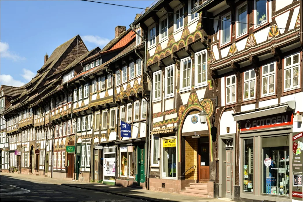 Detail Altstadt Häuserreihe Mit Blumenkästen Sommer Number 20