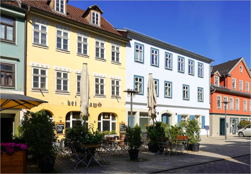 Detail Altstadt Häuserreihe Mit Blumenkästen Sommer Number 5