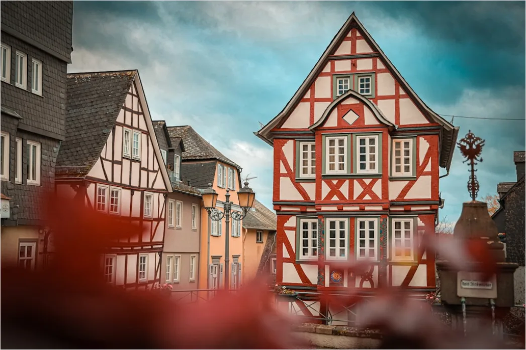 Detail Altstadt Häuserreihe Mit Blumenkästen Sommer Number 9