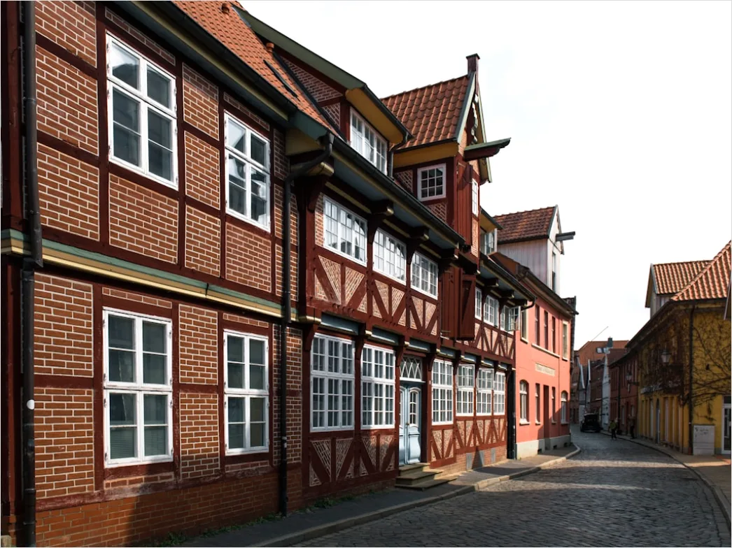 Detail Altstadt Häuserreihe Mit Blumenkästen Sommer Number 10