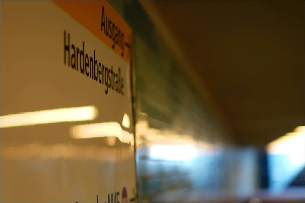 Detail Apothekenregal Medikamentenpackungen Unscharfer Hintergrund Number 10