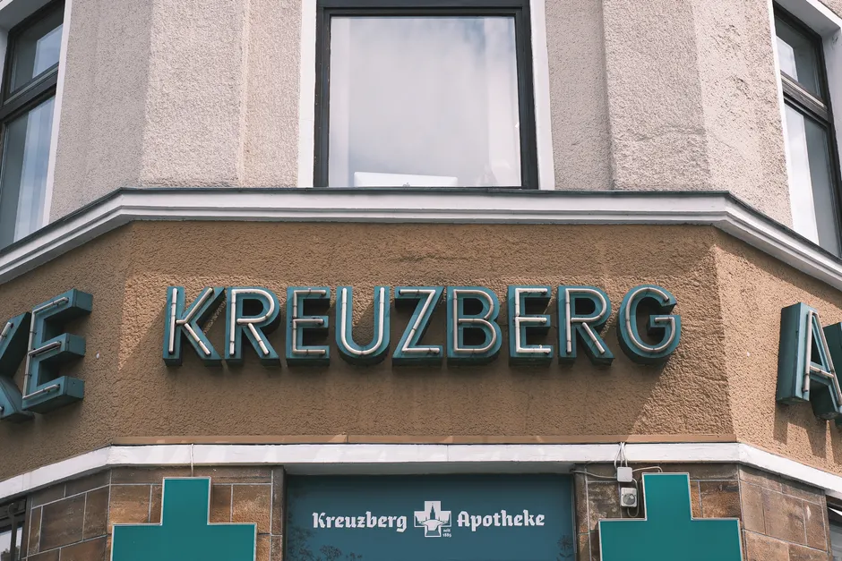 Apotheker Uebergibt Medikamente Am Tresen 4faf