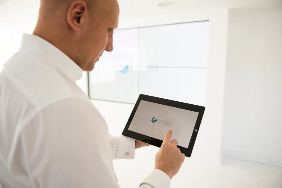 Detail Arzt Erklärt Diagnose Am Tablet Bildschirm Number 2