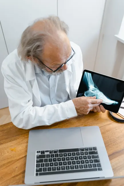 Detail Arzt Erklärt Diagnose Am Tablet Bildschirm Number 15