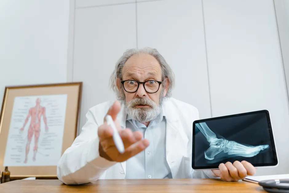 Detail Arzt Erklärt Diagnose Am Tablet Bildschirm Number 16