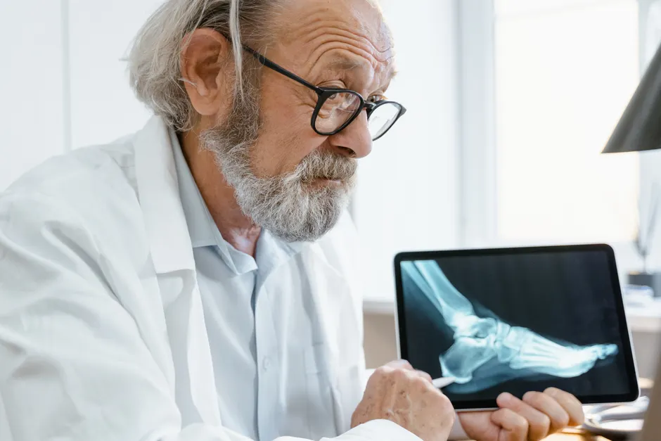 Detail Arzt Erklärt Diagnose Am Tablet Bildschirm Number 17