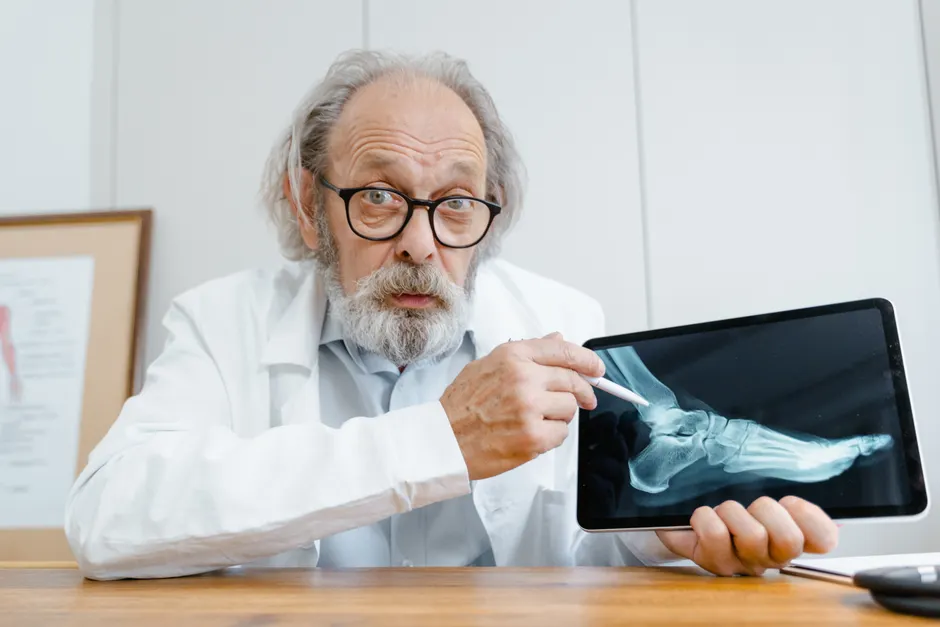 Detail Arzt Erklärt Diagnose Am Tablet Bildschirm Number 20