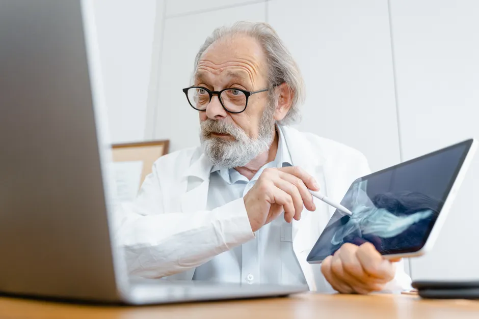 Detail Arzt Erklärt Diagnose Am Tablet Bildschirm Number 3