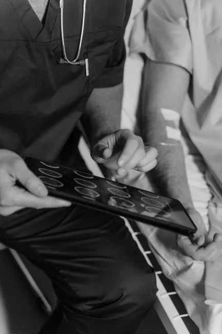 Detail Arzt Erklärt Diagnose Am Tablet Bildschirm Number 5