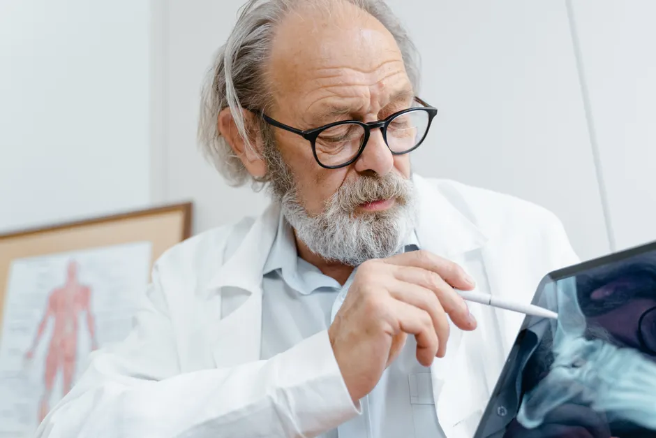 Detail Arzt Erklärt Diagnose Am Tablet Bildschirm Number 10