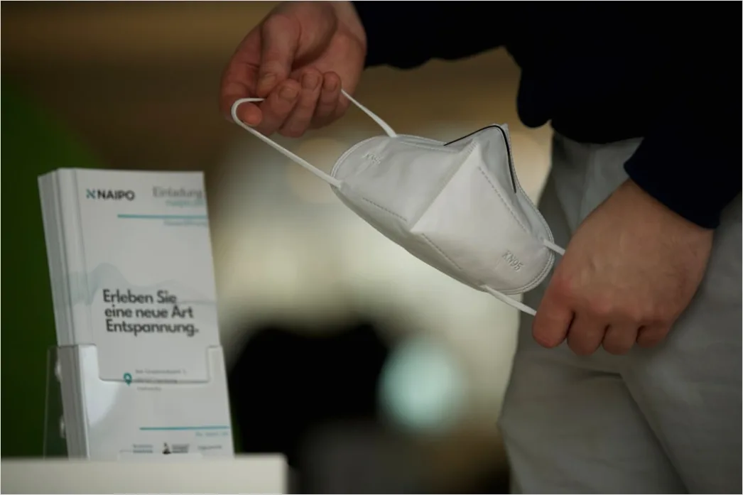 Arzt Haelt Medizinische Maske In Der Hand 416d