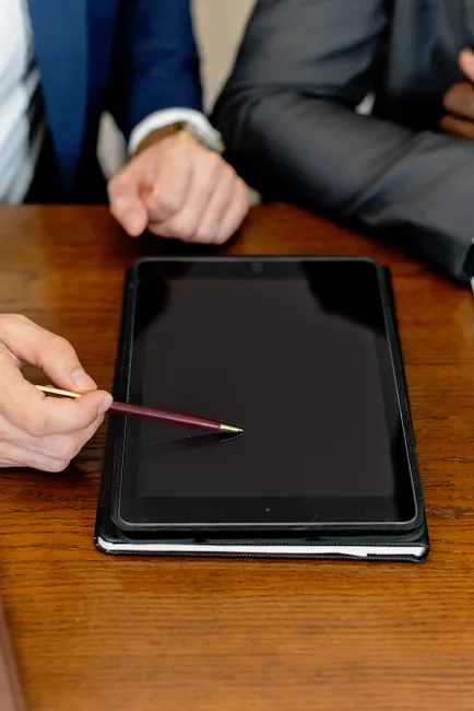 Detail Arzt Zeigt Befunde Auf Tablet Bildschirm Number 20