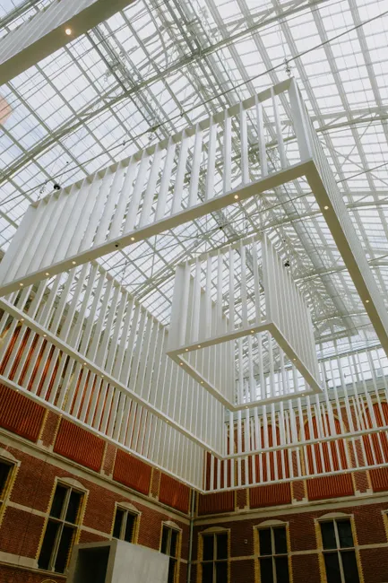 Atrium Innenraum Glasdach Lichtstrahlen 850b