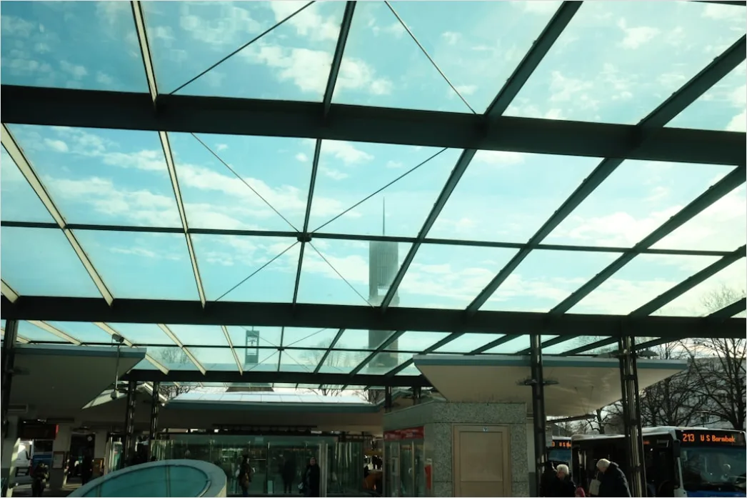 Bahnhofshalle Glasdach Symmetrie Tageslicht 6c4d