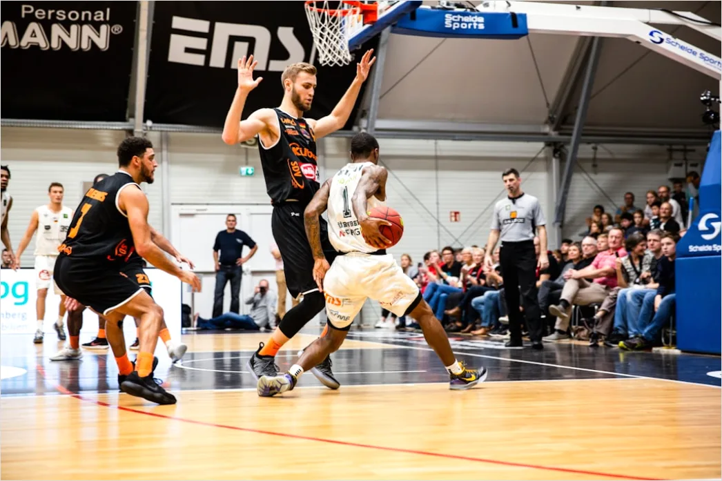 Detail Basketball Dunk Foto In Der Halle Number 8