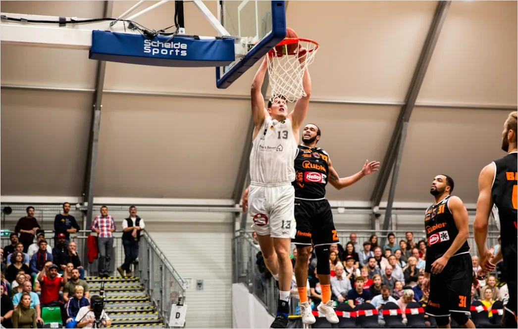 Detail Basketball Dunk Foto In Der Halle Number 10