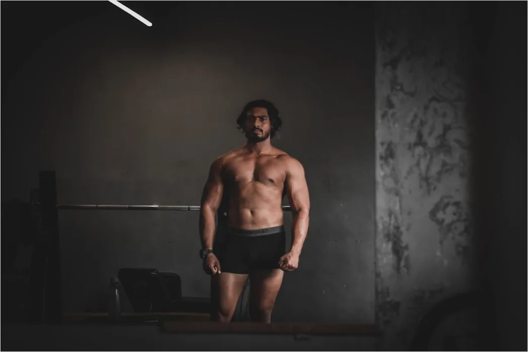 Detail Bodybuilding Posing Im Studio Foto Männlich Number 19