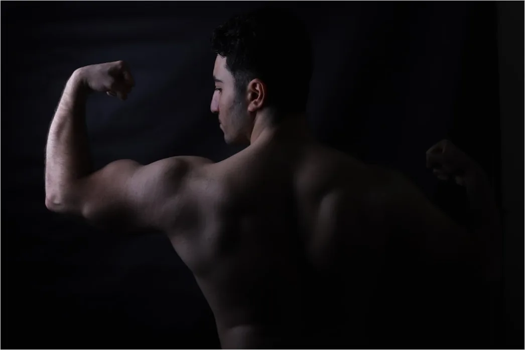 Detail Bodybuilding Posing Im Studio Foto Männlich Number 3