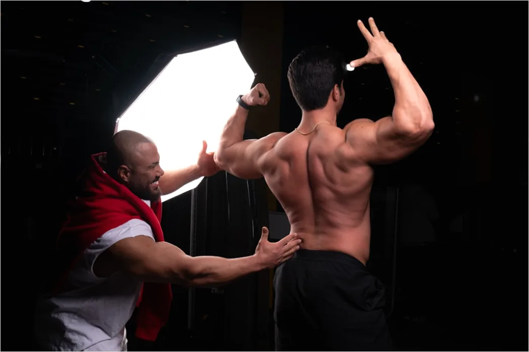 Detail Bodybuilding Posing Im Studio Foto Männlich Number 8